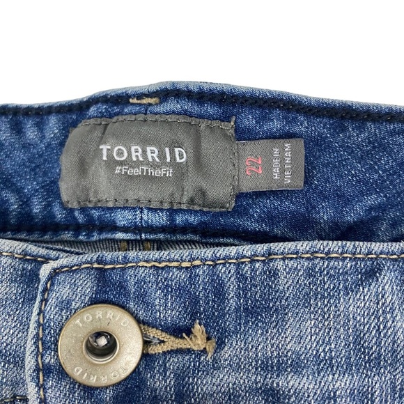 Torrid Womens Shorts Plus Size 22 Denim Cuffed Medium Wash Blue Stretch - Picture 4 of 7